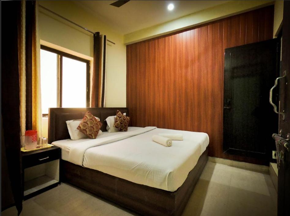 Postel nebo postele na pokoji v ubytování Moksh Ganga