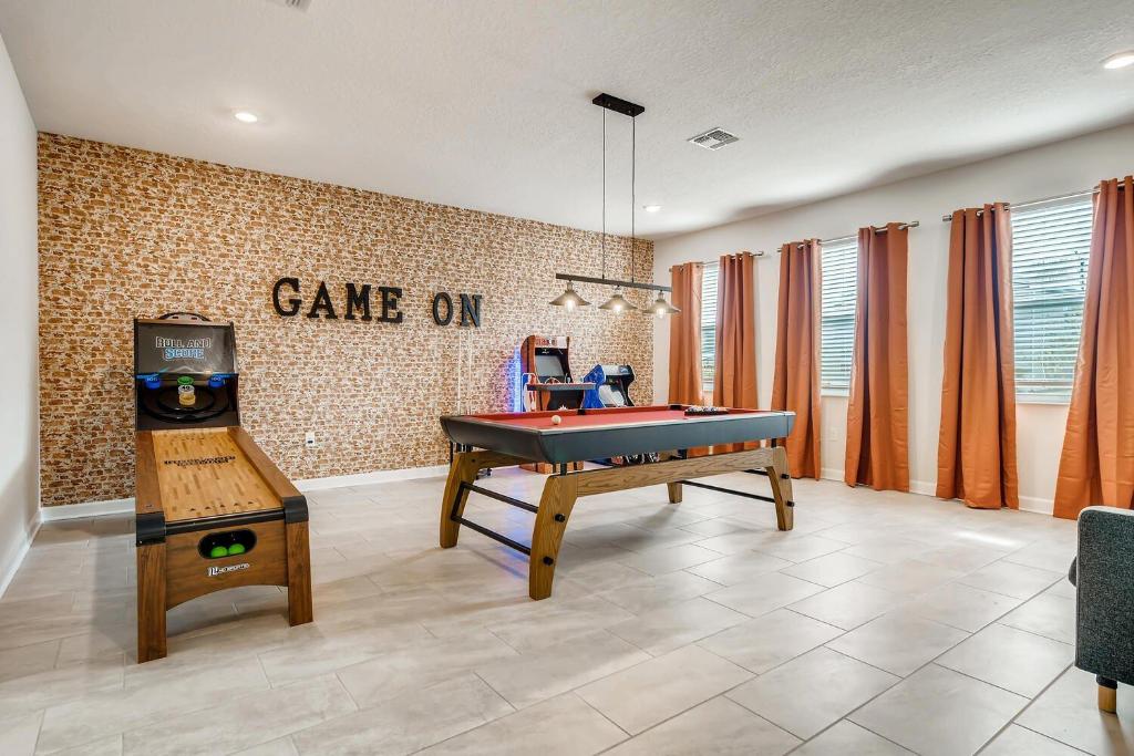 基西米Stunning 6BR Home, Private Pool & Spa - 14 Guests - 4507 NL的游戏室设有乒乓球桌和标牌游戏