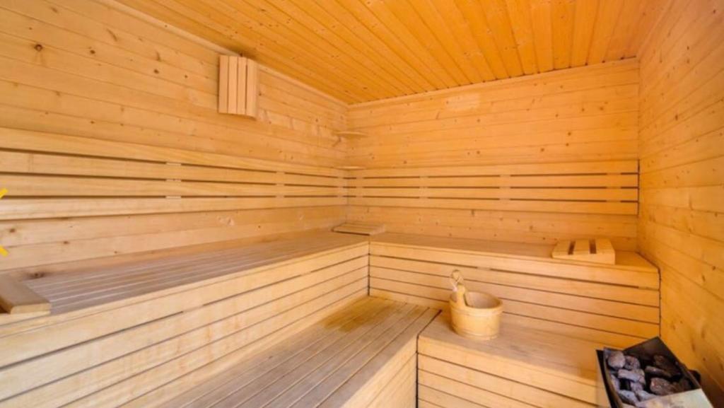 a large wooden sauna with wooden floors and ceilings at Умные новые аппартаменты в Торревьехе in Torrevieja