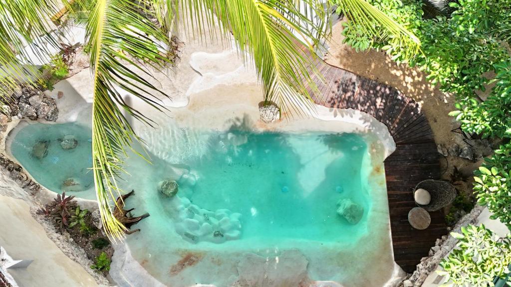 A piscina localizada em Enigmatic Hotel Experience ou nos arredores