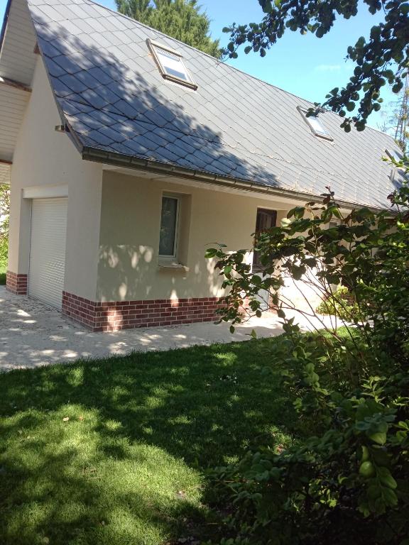 une maison avec un système solaire sur le toit dans l'établissement Le Murmure de la petite Oasis, à Neslette