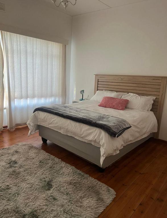 a bedroom with a large bed and a rug at The Royal Carat by kingvips in Kleinsee