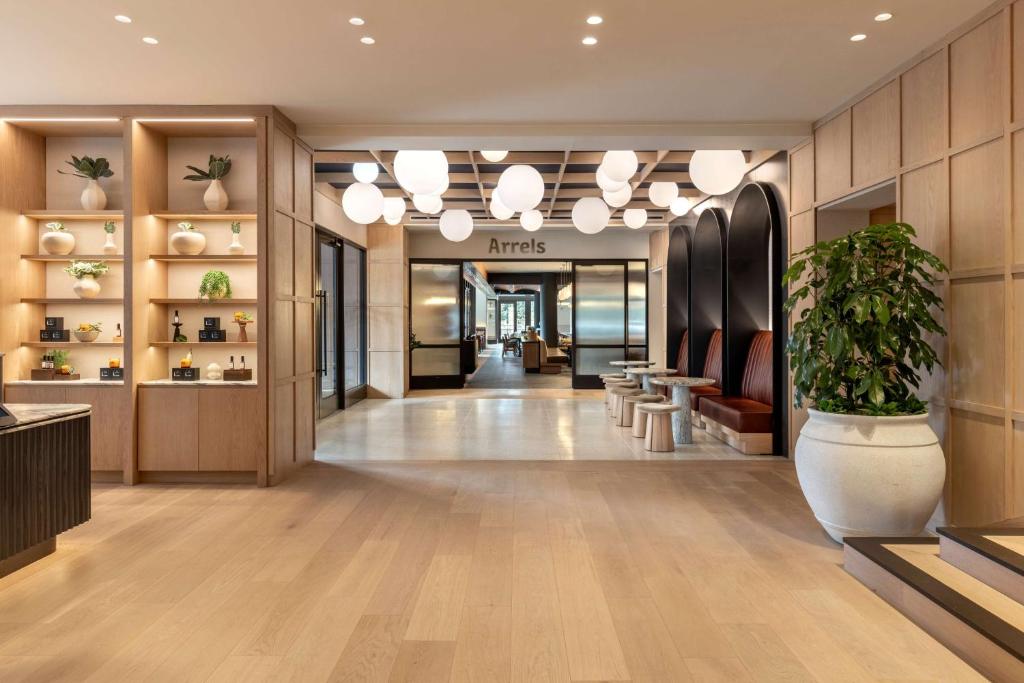 ワシントンにあるArlo Washington DCの植物店ロビー