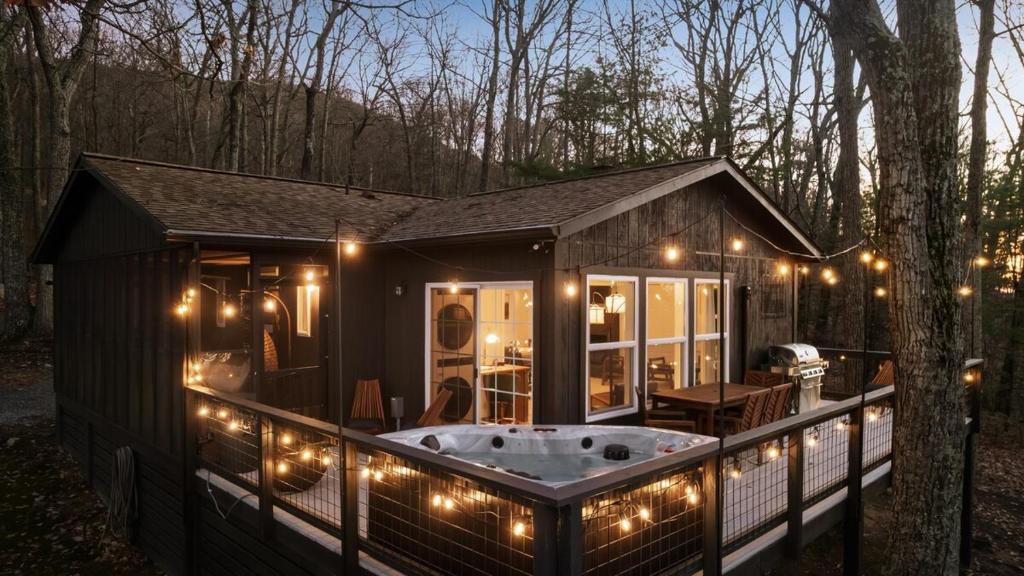 una piccola casa con vasca idromassaggio nel cortile di Hygge mountain retreat with stunning views a New Market