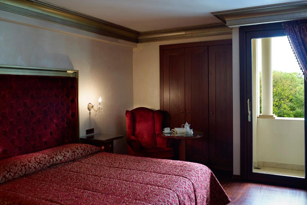 Postel nebo postele na pokoji v ubytování Grand Serai Congress and Spa
