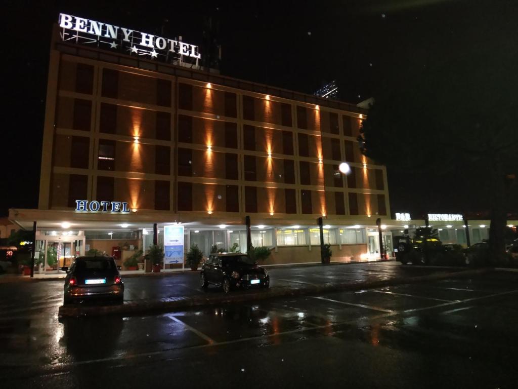un estacionamiento frente a un hotel por la noche en Benny Hotel, en Catanzaro