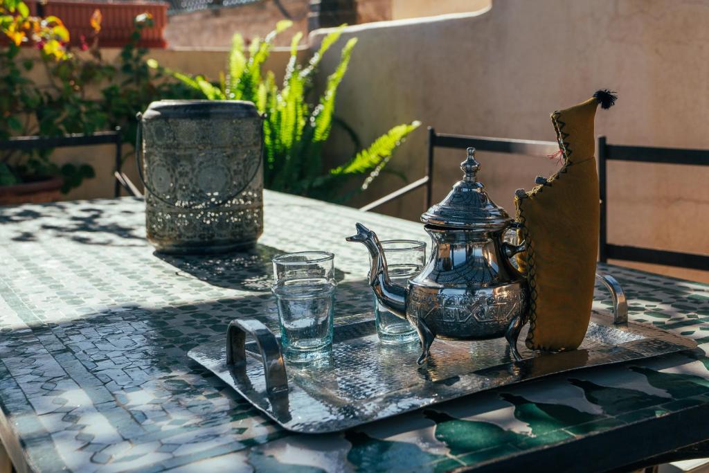 Příslušenství pro přípravu čaje a kávy v ubytování Riad Nomada Marrakech