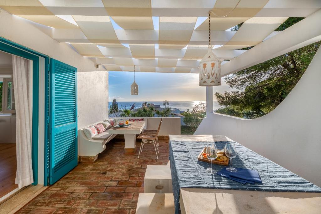 Recently renovated 4 bdr Villa with ocean views