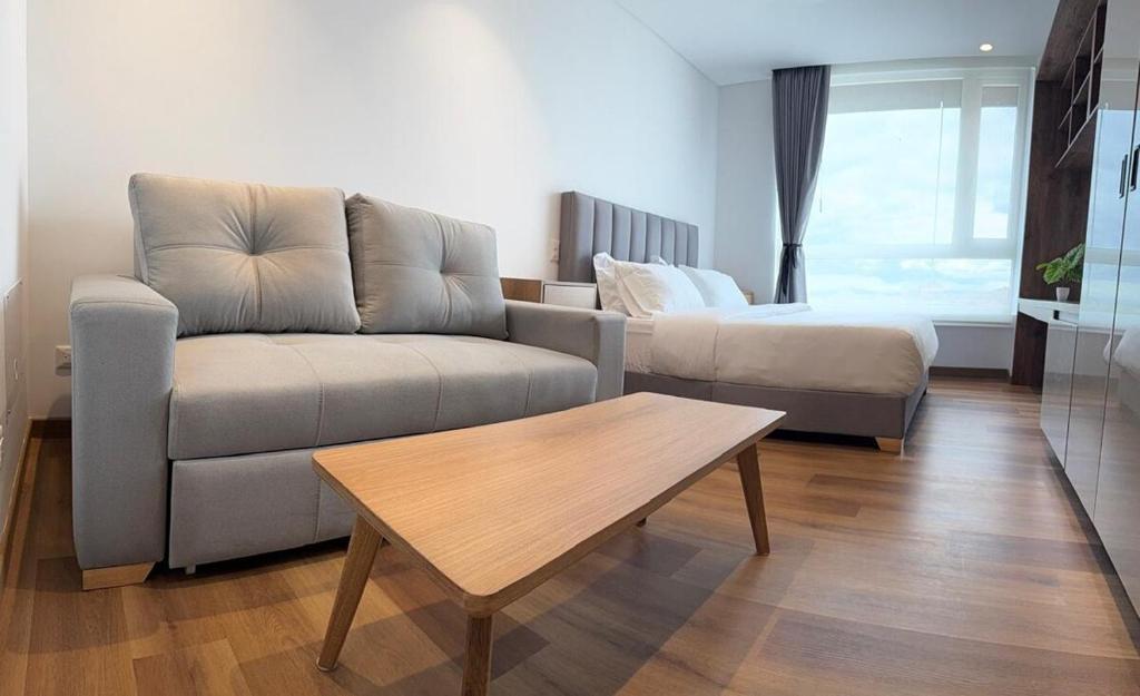 un soggiorno con un divano e un tavolino da caffè di Suite de Lujo en Vou 106 a Bogotá