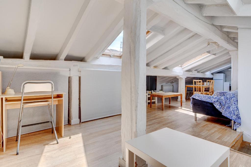 Posteľ alebo postele v izbe v ubytovaní Preciosa buhardilla en Hondarribia, Centro, 2 HB