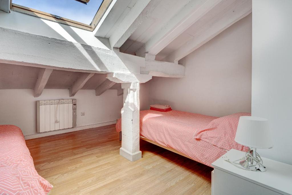 Posteľ alebo postele v izbe v ubytovaní Preciosa buhardilla en Hondarribia, Centro, 2 HB