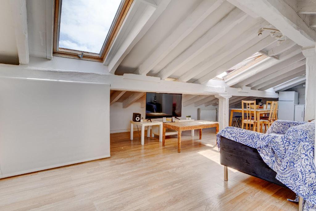 Posteľ alebo postele v izbe v ubytovaní Preciosa buhardilla en Hondarribia, Centro, 2 HB