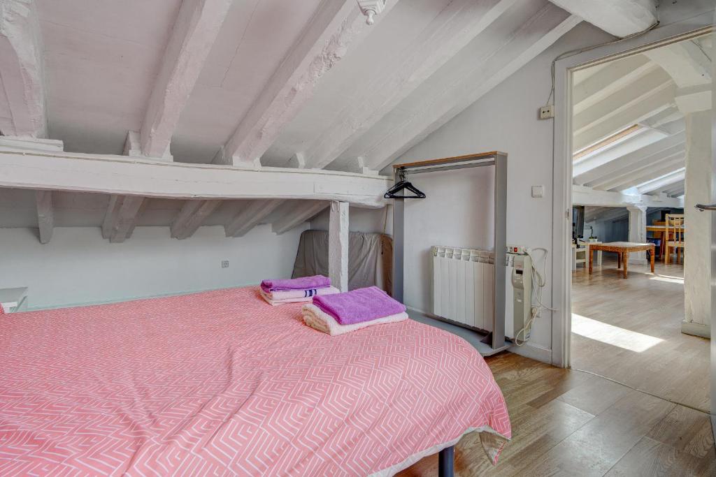 Posteľ alebo postele v izbe v ubytovaní Preciosa buhardilla en Hondarribia, Centro, 2 HB