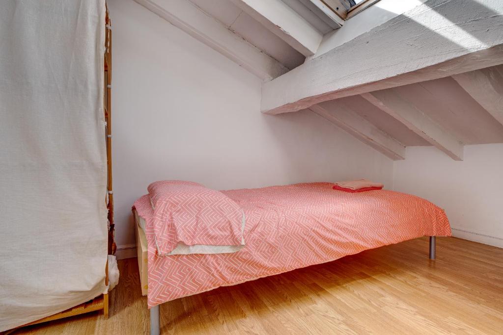 Posteľ alebo postele v izbe v ubytovaní Preciosa buhardilla en Hondarribia, Centro, 2 HB
