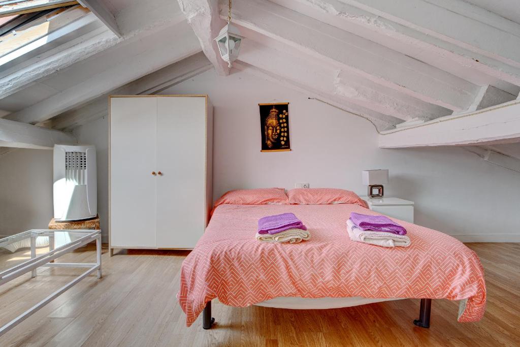 Posteľ alebo postele v izbe v ubytovaní Preciosa buhardilla en Hondarribia, Centro, 2 HB