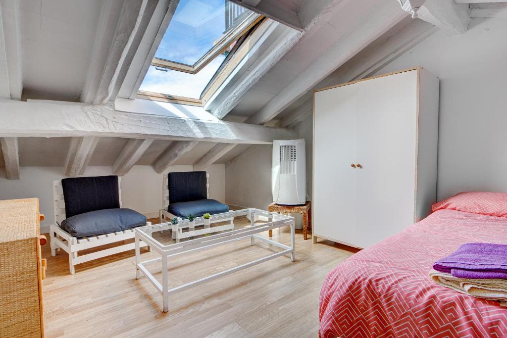Posteľ alebo postele v izbe v ubytovaní Preciosa buhardilla en Hondarribia, Centro, 2 HB
