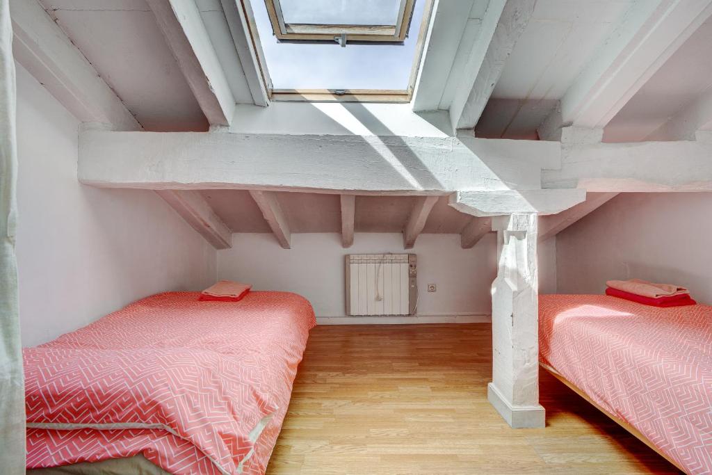 Posteľ alebo postele v izbe v ubytovaní Preciosa buhardilla en Hondarribia, Centro, 2 HB