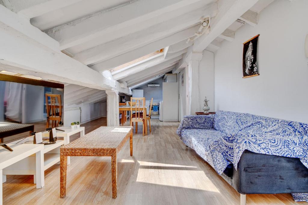 Televízia a/alebo spoločenská miestnosť v ubytovaní Preciosa buhardilla en Hondarribia, Centro, 2 HB
