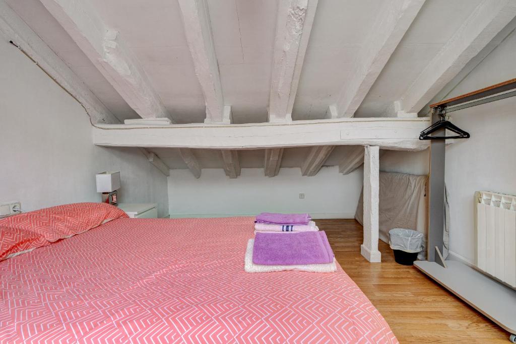 Posteľ alebo postele v izbe v ubytovaní Preciosa buhardilla en Hondarribia, Centro, 2 HB