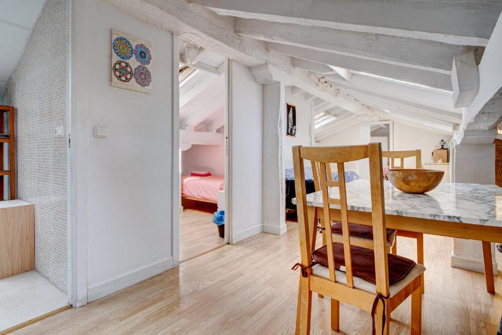 Posteľ alebo postele v izbe v ubytovaní Preciosa buhardilla en Hondarribia, Centro, 2 HB