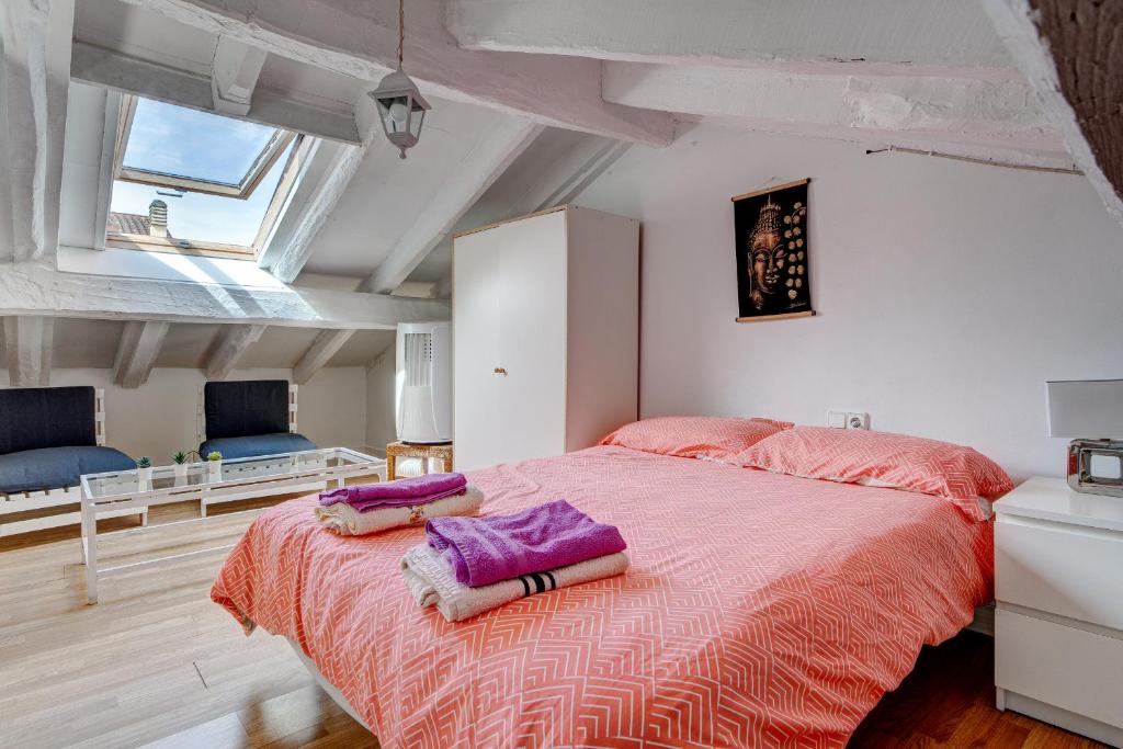 Posteľ alebo postele v izbe v ubytovaní Preciosa buhardilla en Hondarribia, Centro, 2 HB