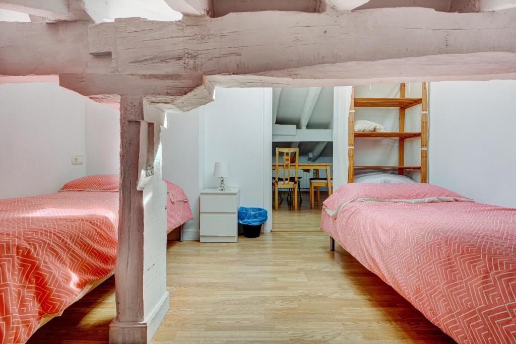 Posteľ alebo postele v izbe v ubytovaní Preciosa buhardilla en Hondarribia, Centro, 2 HB
