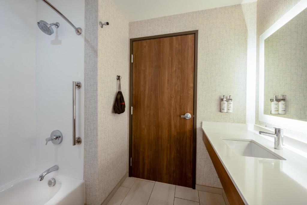 Holiday Inn Express & Suites - Gilbert - Mesa Gateway Airport photo