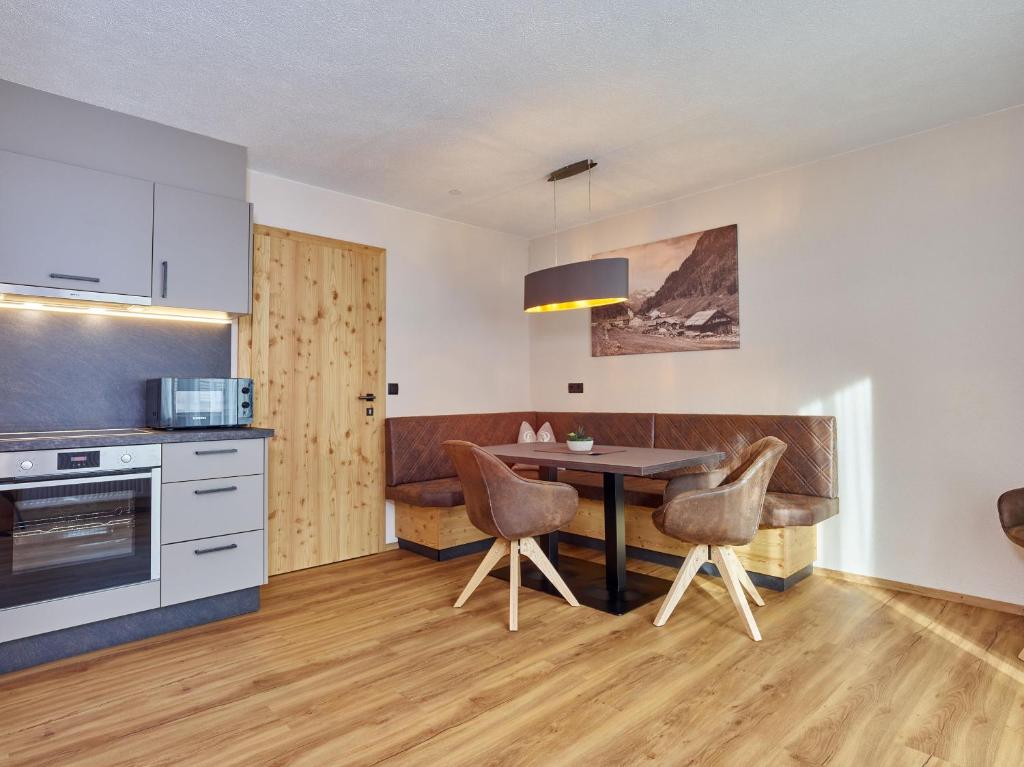 Kuchyň nebo kuchyňský kout v ubytování Hotel Alt Vent Tyrol