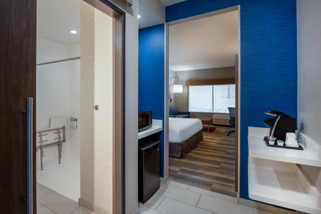 Holiday Inn Express & Suites - Gilbert - Mesa Gateway Airport photo