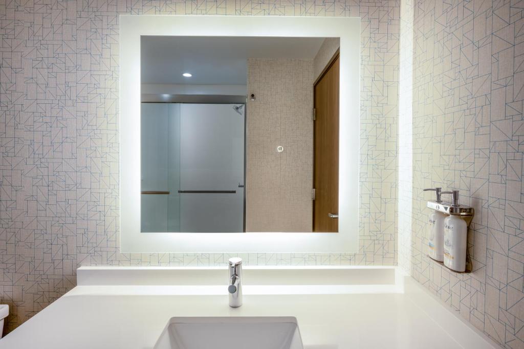 Holiday Inn Express & Suites - Gilbert - Mesa Gateway Airport photo
