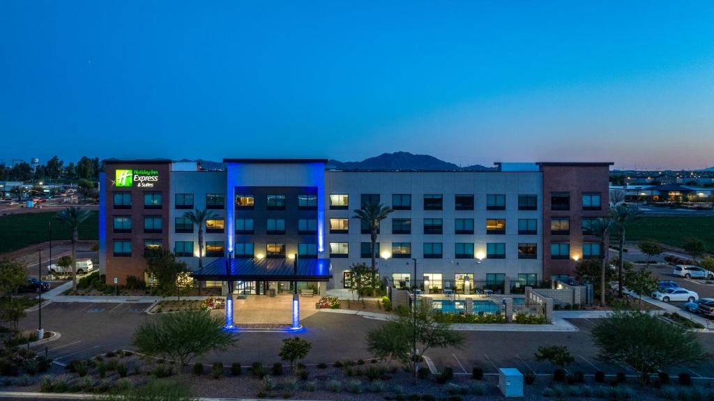 Holiday Inn Express & Suites - Gilbert - Mesa Gateway Airport photo