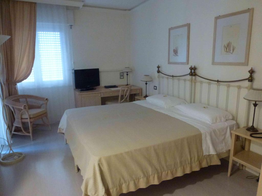 Postel nebo postele na pokoji v ubytování Hotel Sirolo