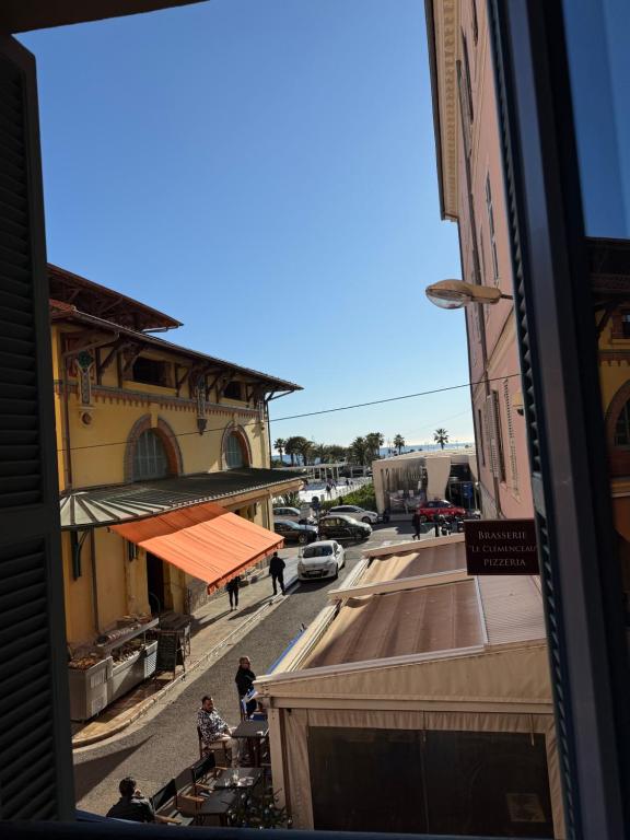 - une vue sur la rue depuis la fenêtre dans l'établissement Appartement cozy et hyper centre, à Menton