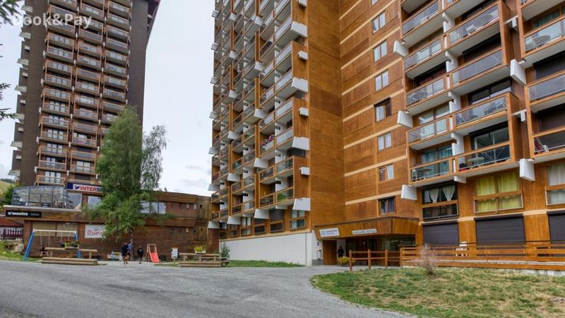 una calle vacía frente a un gran edificio en Studio soyouz, en Villarembert