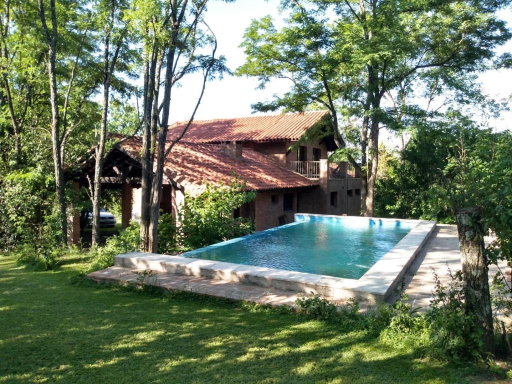 una piscina nel cortile di una casa di Casa completa con piscina y quincho en Ascochinga, 4 habitaciones, zona golf a Ascochinga