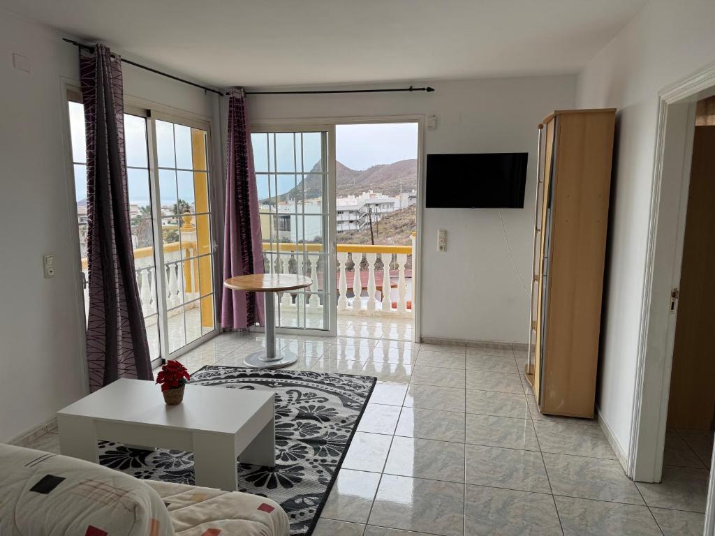 ein Wohnzimmer mit Sofa und Tisch in der Unterkunft Villa Kary in Arona