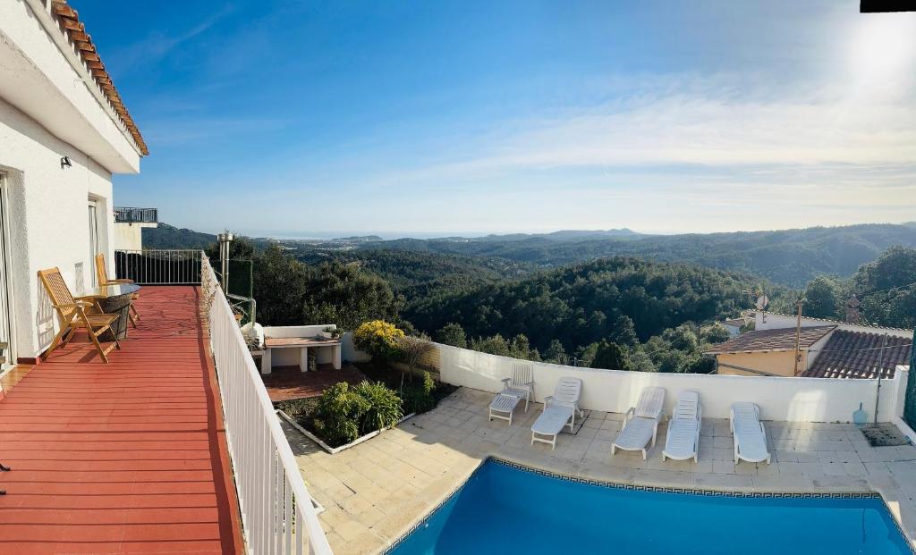 a house with a swimming pool on a balcony at Exclusiva casa con vistas despejadas al mar y piscina privada in Lloret de Mar