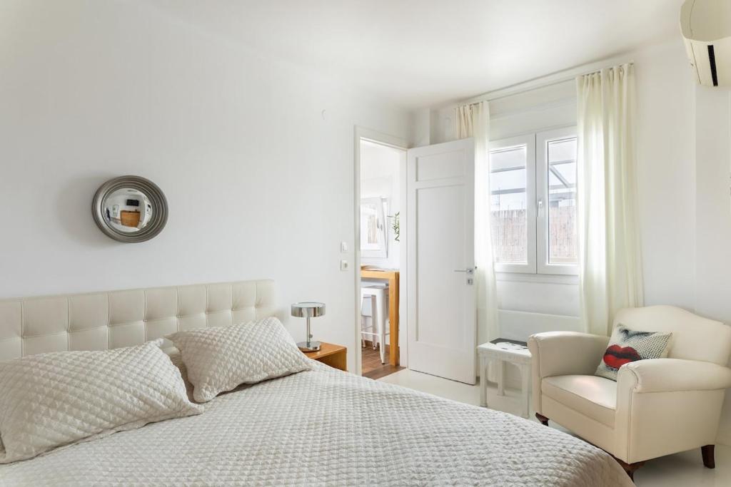 Valentina's Apartment with Large Sunny Balcony
