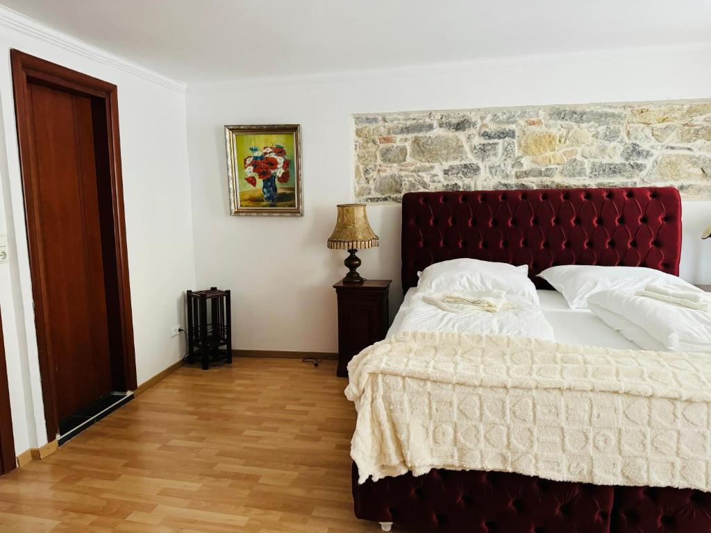 Postel nebo postele na pokoji v ubytování Hotel Goldener Taler Lörrach