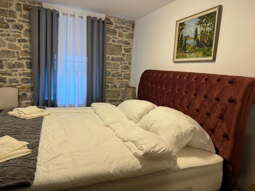 Postel nebo postele na pokoji v ubytování Hotel Goldener Taler Lörrach