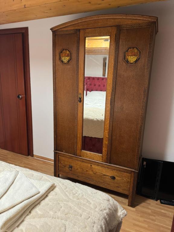 Postel nebo postele na pokoji v ubytování Hotel Goldener Taler Lörrach