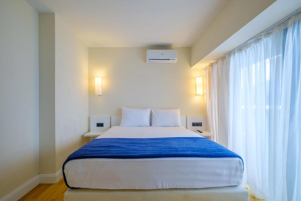 Postel nebo postele na pokoji v ubytování Panorama sea view Central Hotel