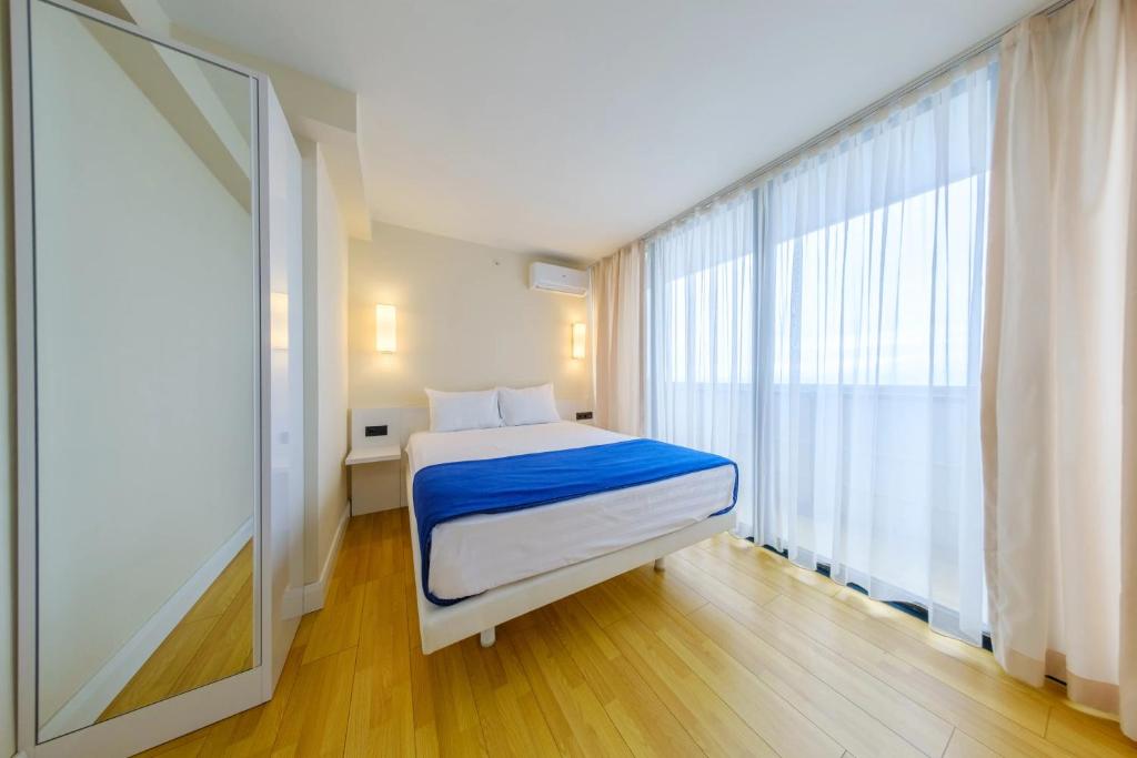 Postel nebo postele na pokoji v ubytování Panorama sea view Central Hotel