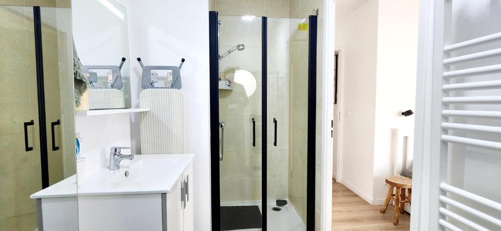 Koupelna v ubytování Residence Abraham - Bed and Breakfast Guest Room 2 LaDéfense U-Arena #Parking #Terasse #Fibre #Netflix