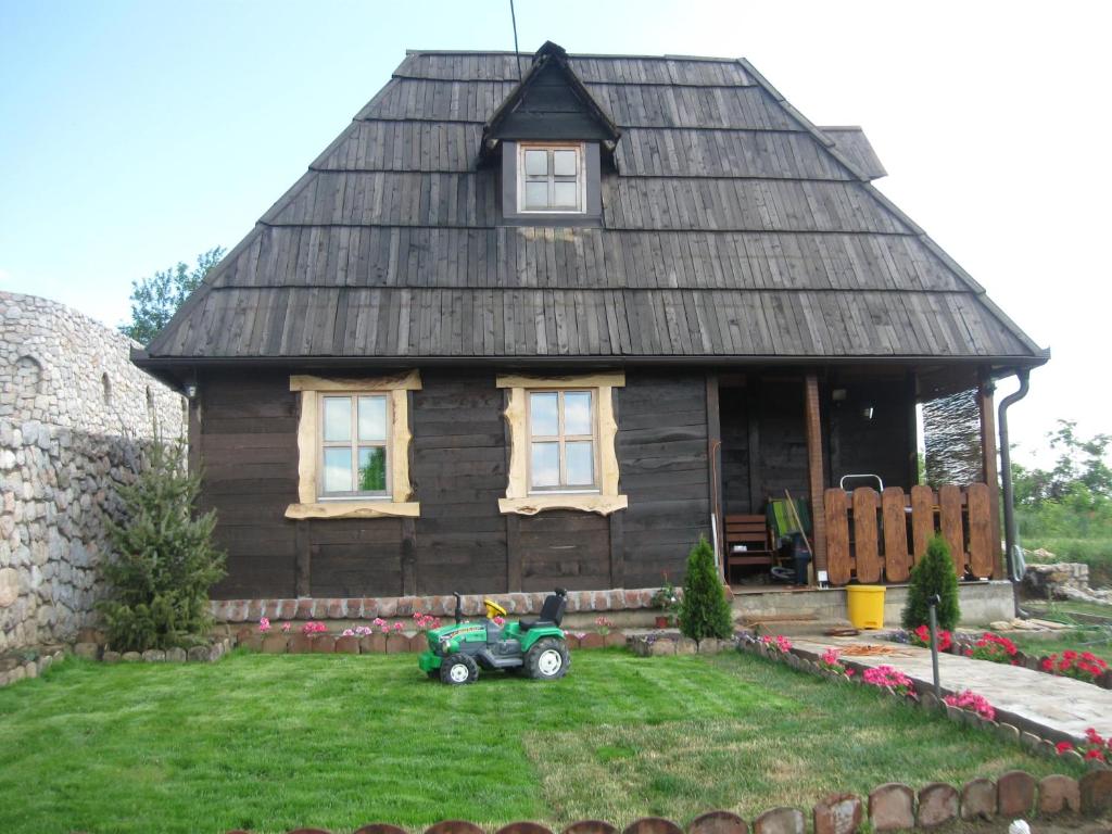 Garður fyrir utan Etno Apartment Vrdnik