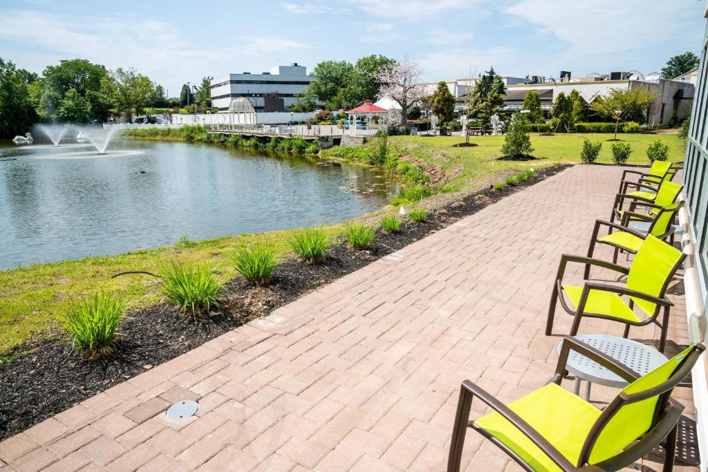 Výhled na řeku, která protéká v blízkosti hotelu