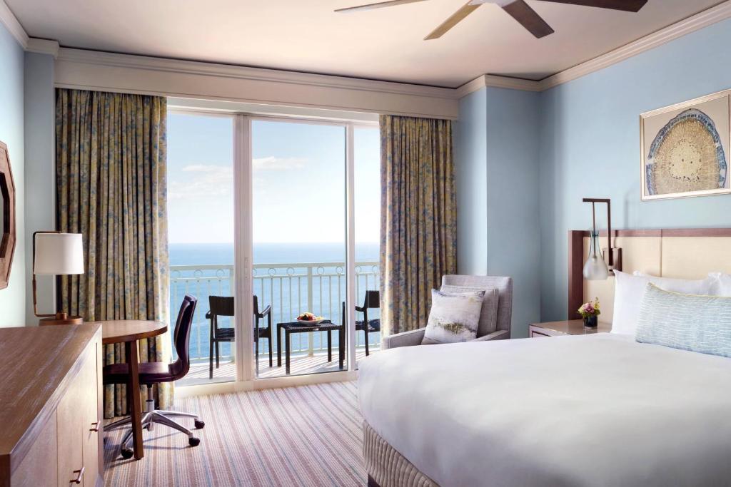 Postel nebo postele na pokoji v ubytování The Ritz-Carlton Key Biscayne, Miami