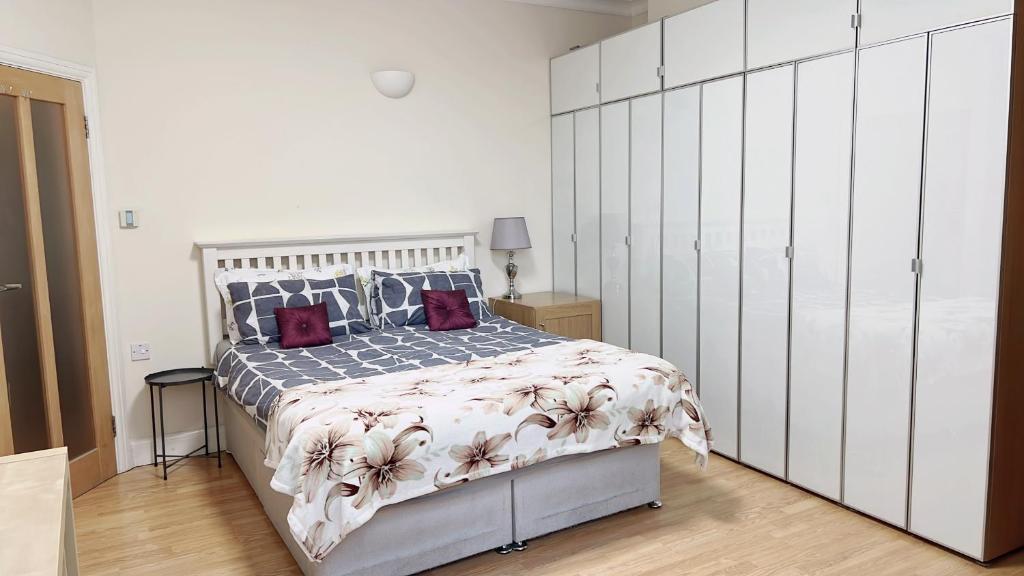 Ένα ή περισσότερα κρεβάτια σε δωμάτιο στο Central London Apartment for family upto 5