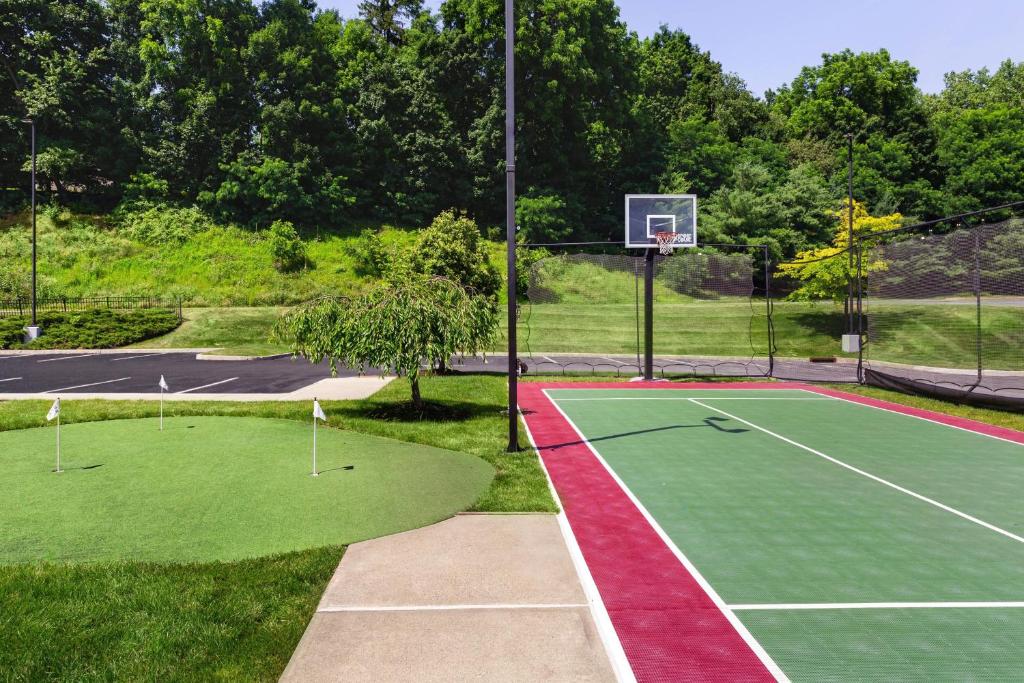 Tenis a/nebo squash v ubytování Residence Inn Poughkeepsie nebo okolí