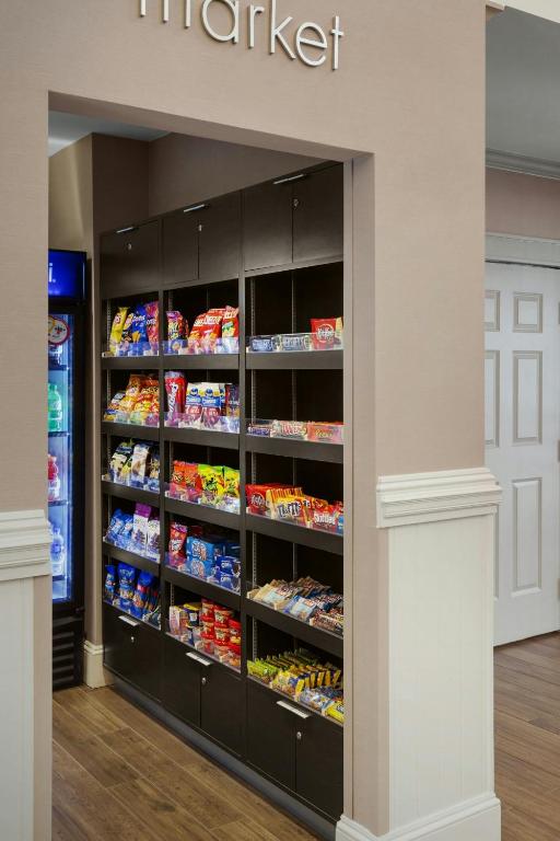 Supermarket nebo jiné obchody v  hotelu nebo okolí